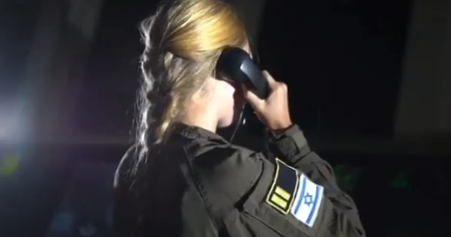 Aktivisti okruženi izraelskim ratnim brodovima uzvikuju  - sloboda Palestini,