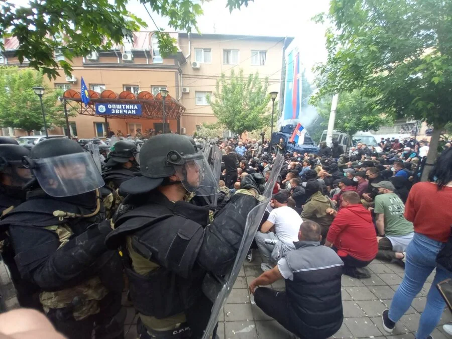 Kfor razbio protest u Zvečanu, preko 53 osobe povrijeđene, među njima 11 italijanskih vojnika