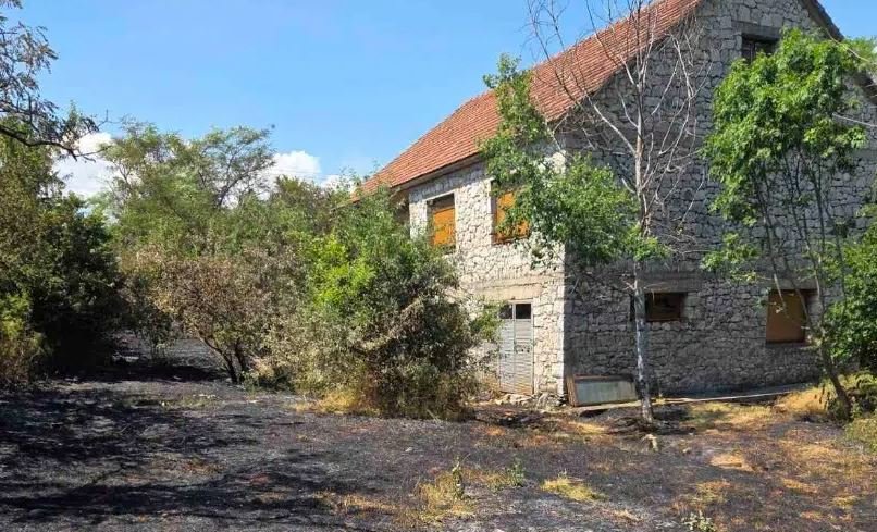Vatrogasci u Nikšiću spasili tri kuće, požar podmetnut