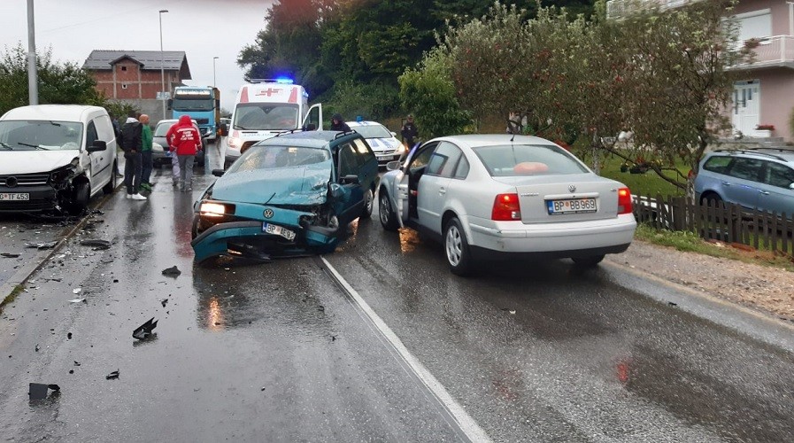 Dvoje povrijeđenih u sudaru automobila