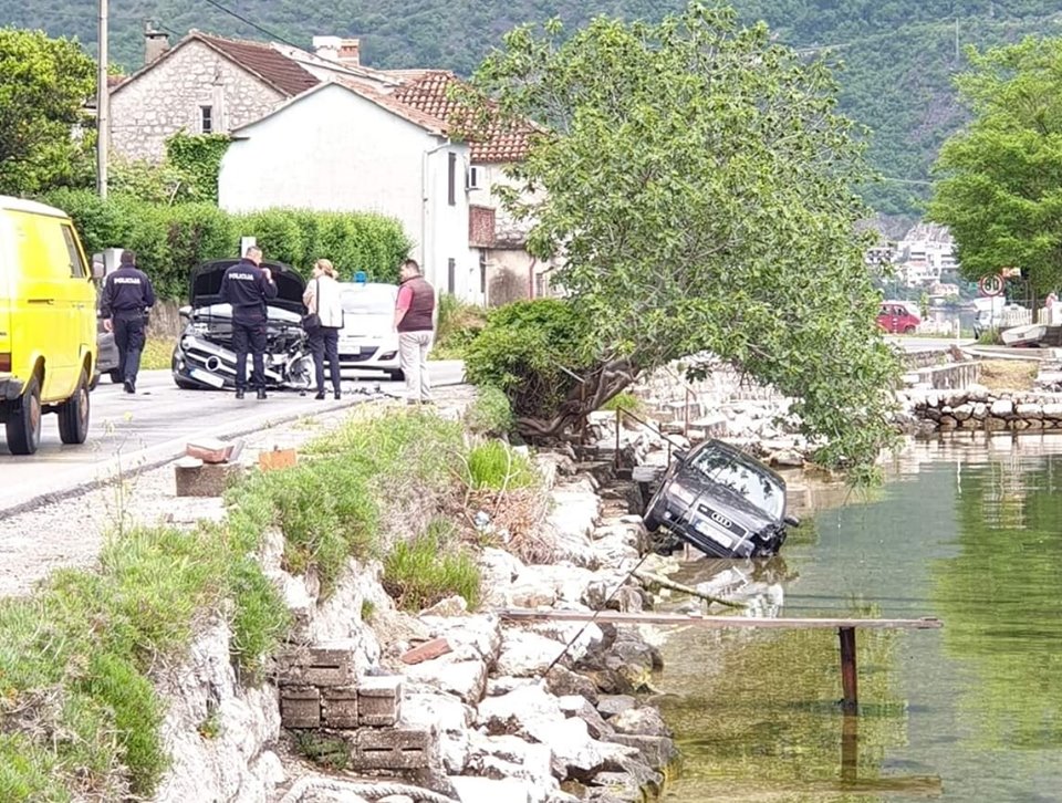 Dvije žene povrijeđene u udesu u Kotoru, jedan automobil završio u moru