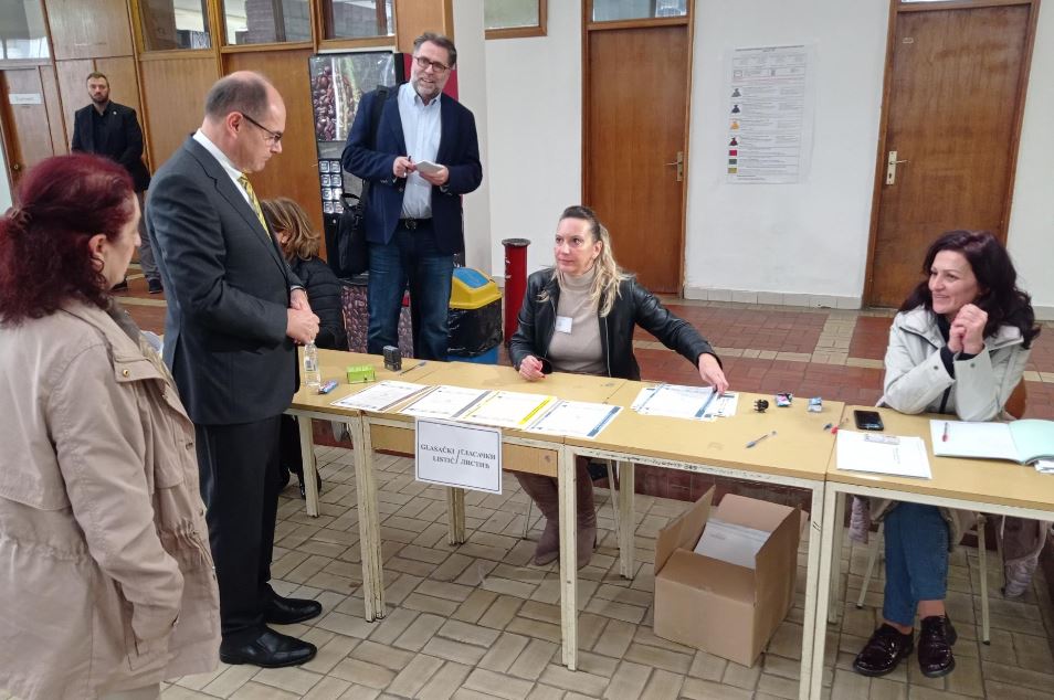 Šmit obišao biračko mjesto u Istočnom Sarajevu: 'Naredni mjesec će biti odlučujući'