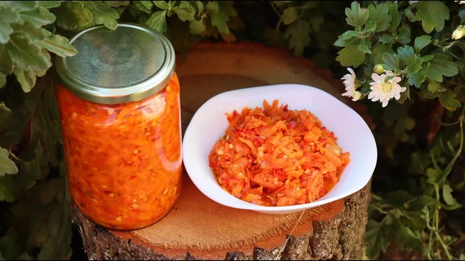 Ljuta salata od šargarepe je omiljena gurmanska zimnica, a pravi se lako, i za malo novca
