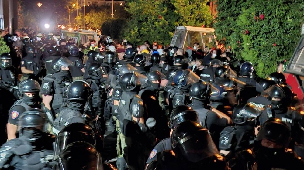 Sukob demonstranata i policije u Novom Sadu: Guranje i biber sprej na okupljene (VIDEO)