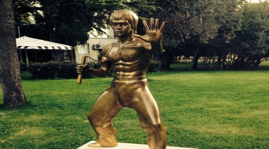 Brus Li postao simbol borbe protiv koronavirusa: U Mostaru njegova statua dobila masku i rukavice