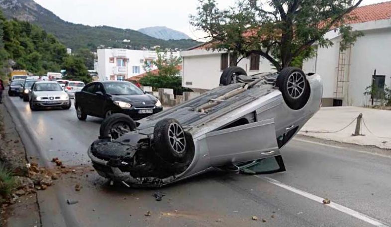Saobraćajna nezgoda u Sutomoru: Vozač izgubio kontrolu usljed preticanja?