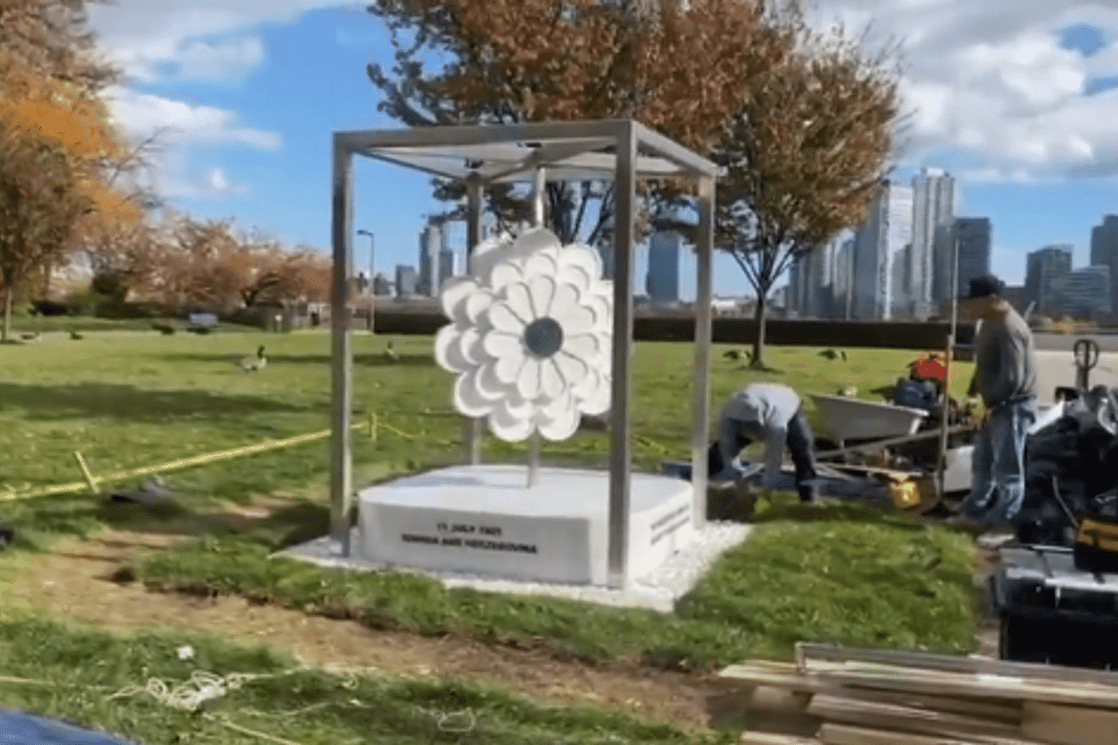 UN sprema otkrivanje spomenika žrtvama genocida u Srebrenici: Cvijet koji će čuvati istinu