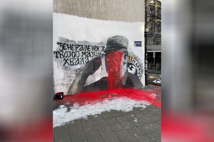 Crvenom farbom prekrečen mural Ratku Mladiću