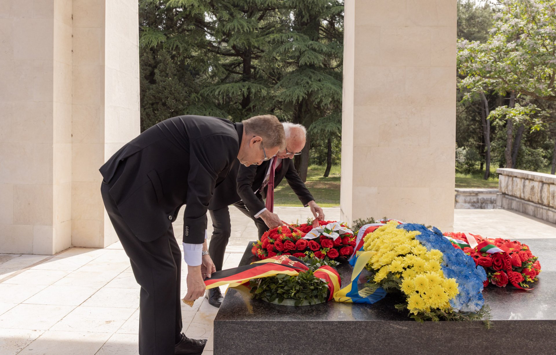 Ambasada SR Njemačke i SUBNOR zajednički položili vijence na spomenik Partizanu borcu