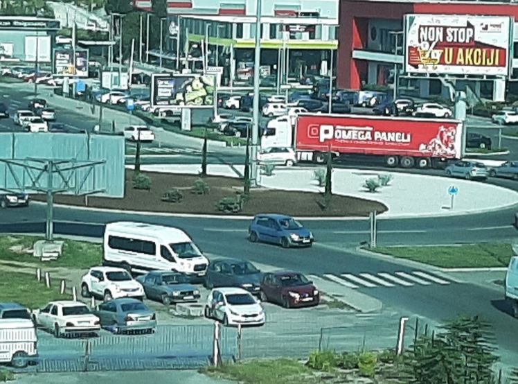 Završeno pejzažno uređenje kružnog toka na raskrsnici ulica 4. jula i Vojislavljevića