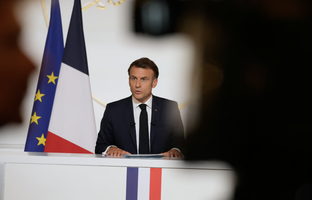 Parlament Francuske obustavio nepopularnu Makronovu reformu penzionog sistema