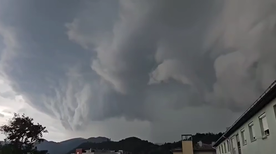 Veliko nevrijeme u Sloveniji. Vjetar kidao krovove, hiljade ljudi bez struje