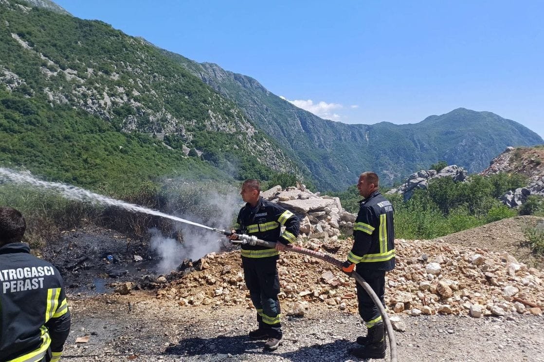 Zbog požara trećina Perasta bez struje