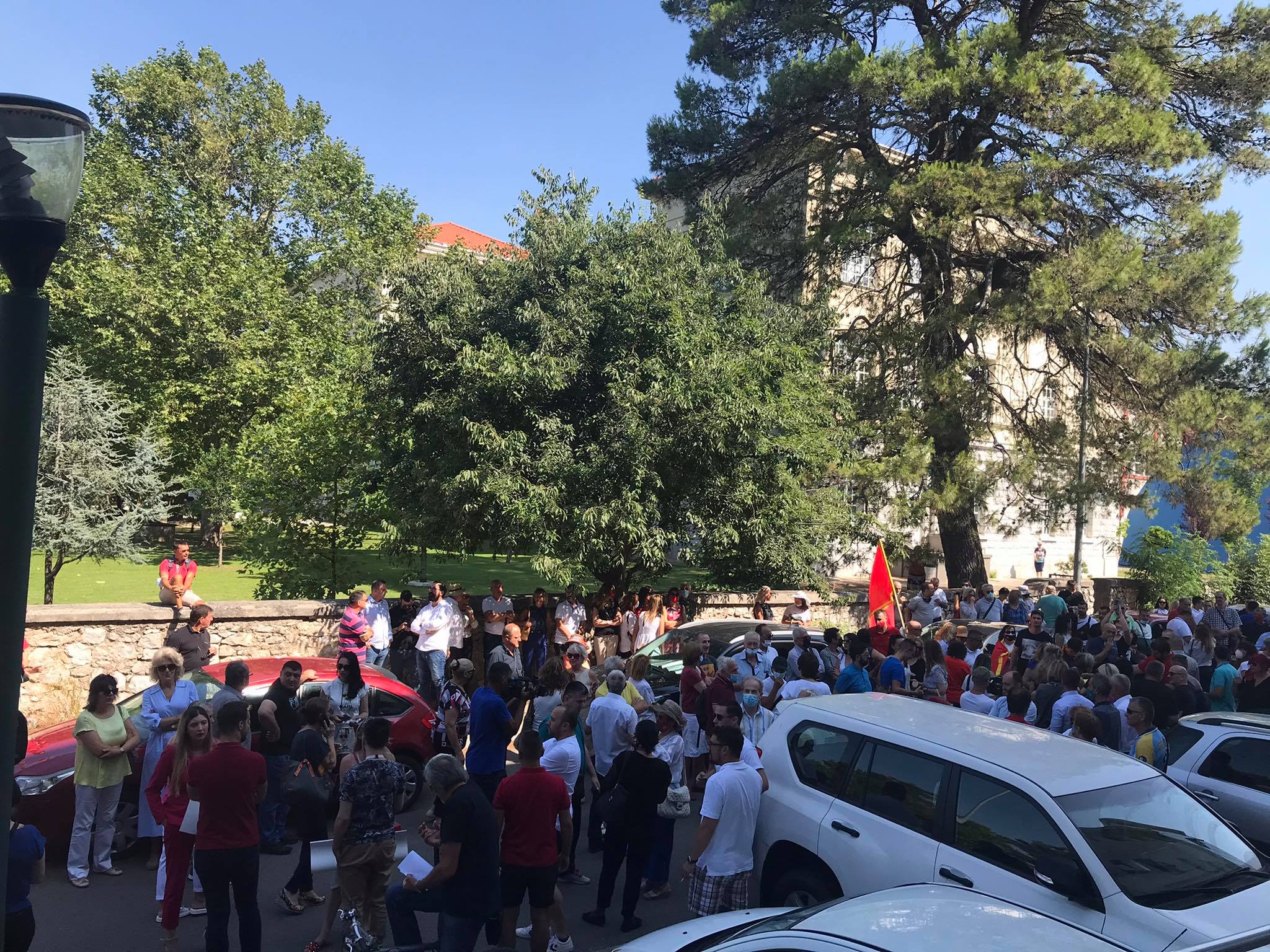 Protest ispred Bratićkinog resora: Ne damo đecu u četnike