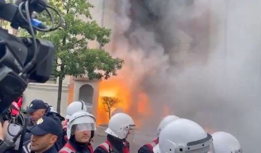 Haos u Tirani: Demonstranti probili kordon, bacali molotovljeve koktele, gori zgrada opštine