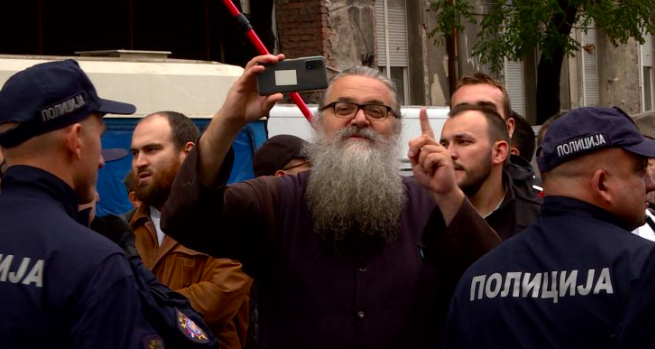 Protivnici Prajda nasrnuli na policiju, priveden raščinjeni monah
