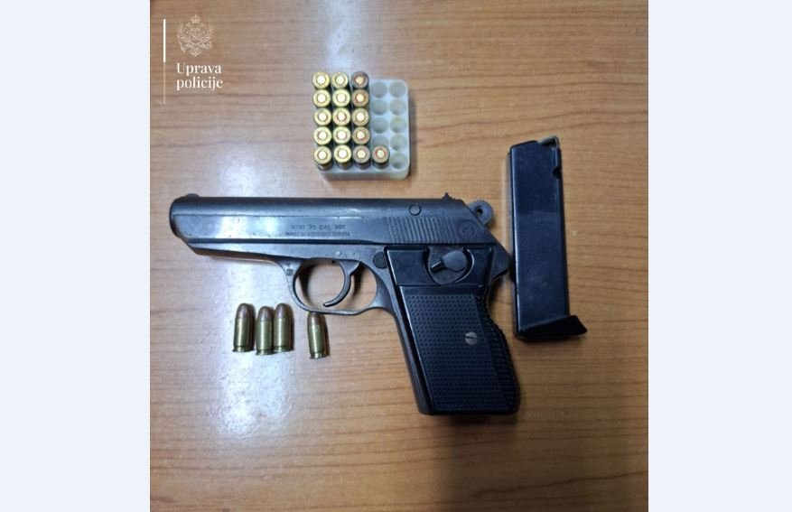 Pretresom u Petnjici pronađeni pištolj i municija u ilegalnom posjedu