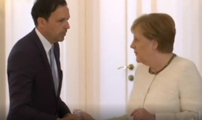 Ponovo se tresla: Šta se dešava sa Merkelovom?