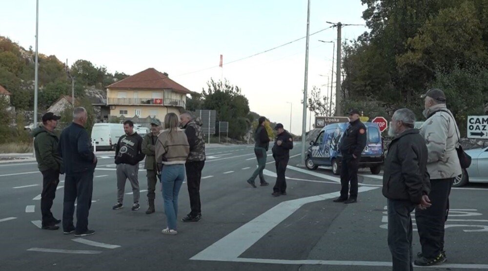 Građani Cetinja ne odustaju od blokade puta, čekaju odgovor Spajića