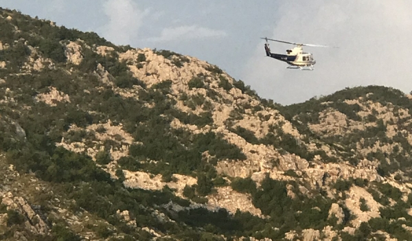 Cetinje: Blokirano naselje, helikopter od sinoć nadlijeće, policija na ulazu i izlazu iz grada