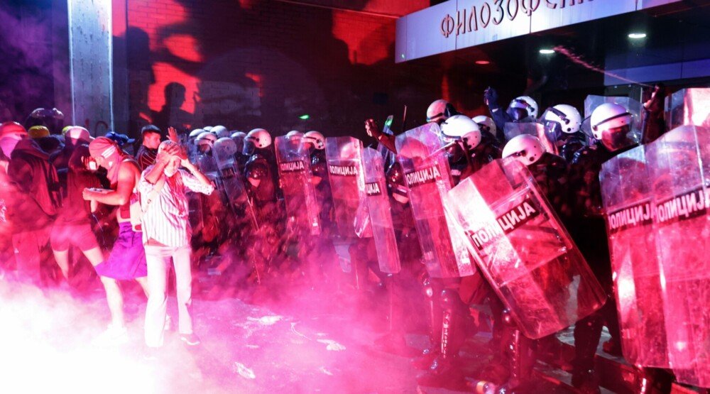 AP: Policija izazvala haos na protestima u Novom Sadu, suzavac, pendreci i juriš na građane