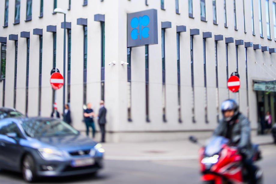 OPEC+ panel naglašava potrebu za punim poštovanjem ograničenja proizvodnje nafte