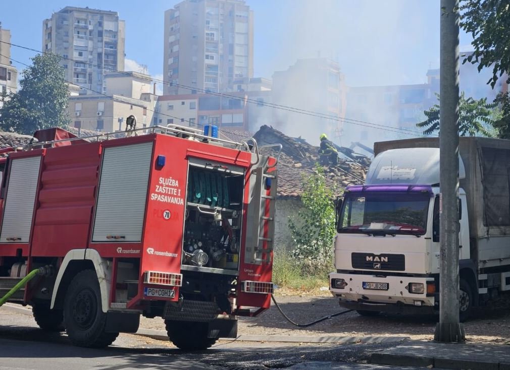 U Podgorici izgorjela kuća, jedna osoba prevezena u Urgentni