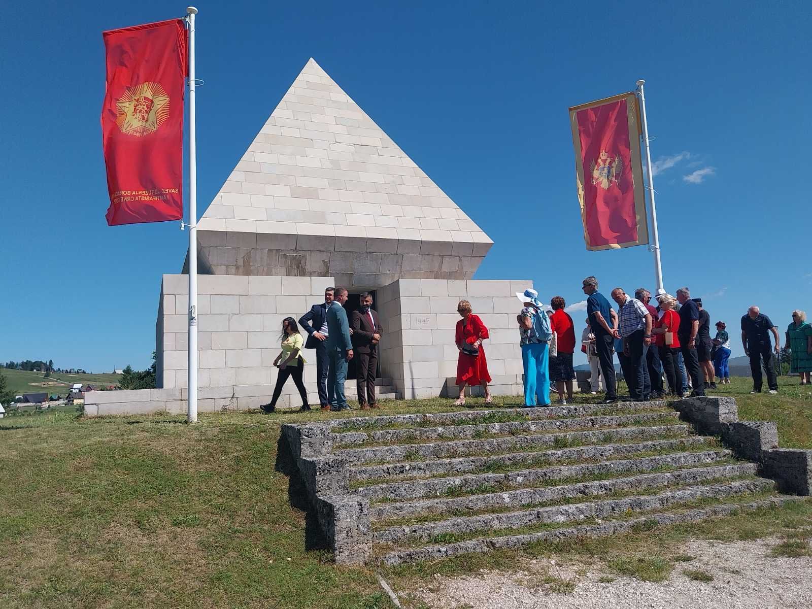 Žabljak: Položeni vijenci na spomenik palim borcima i žrtvama fašističkog terora