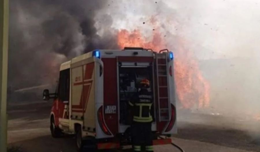 Veliki požar u Splitu: Čuju se detonacije, automobili u plamenu