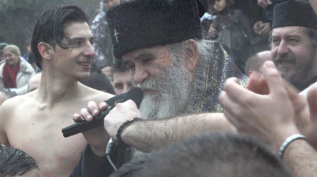 Čađenović prvi doplivao do krsta u Podgorici; Amfilohije: Treba da pjevate da je Kosovo srce Crne Gore!