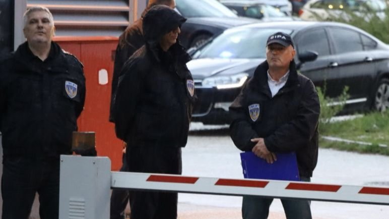 Pripadnici SIPA-e ispred zgrade u kojoj je Milorad Dodik