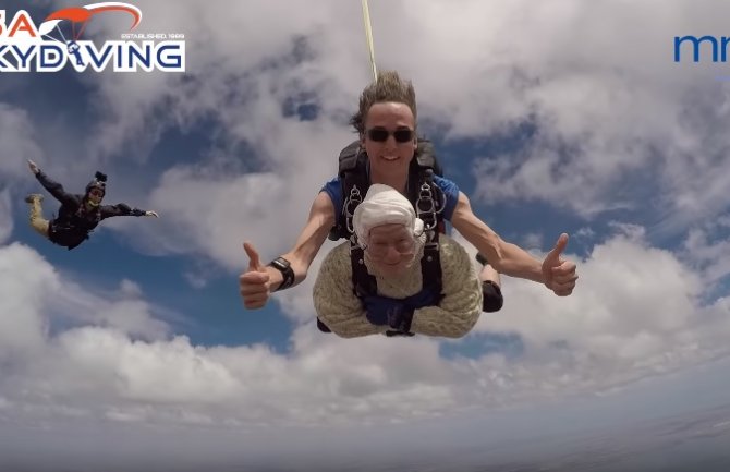 Postavila rekord: U 102. godini skočila padobranom