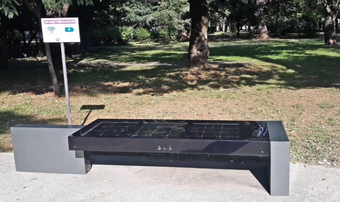 U više parkova u Podgorici postavljene pametne klupe