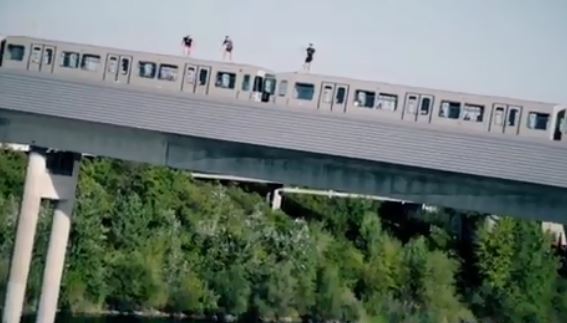 Ludost ili hrabrost: Skočili iz voza u pokretu u Dunav