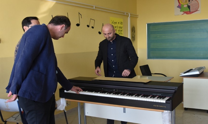 PAM donirao Muzičkoj školi u Tuzima klavinovu