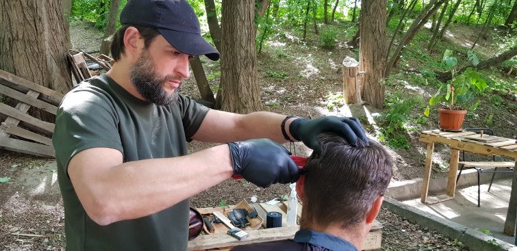 Kad briješ, momku se skida koža sa lica: Kako frizer šiša ranjene vojnike u bolnici