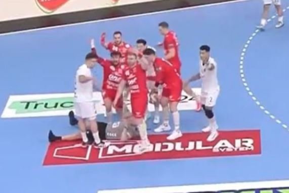 Šok na meču Lige šampiona: Sudija kolabirao nasred terena