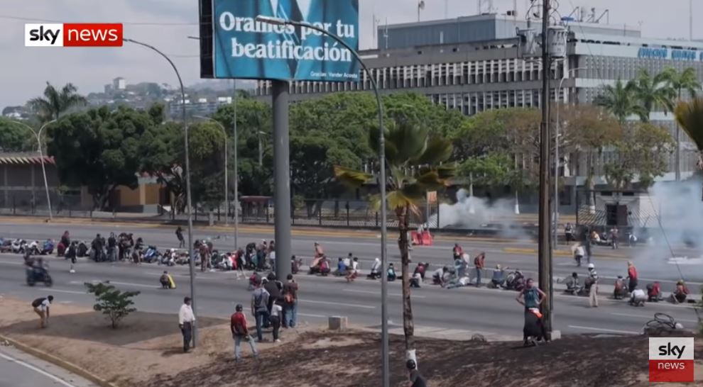 Haos u Venecueli odnio prvu žrtvu; Gvaido: Na pravom smo putu, nema povratka