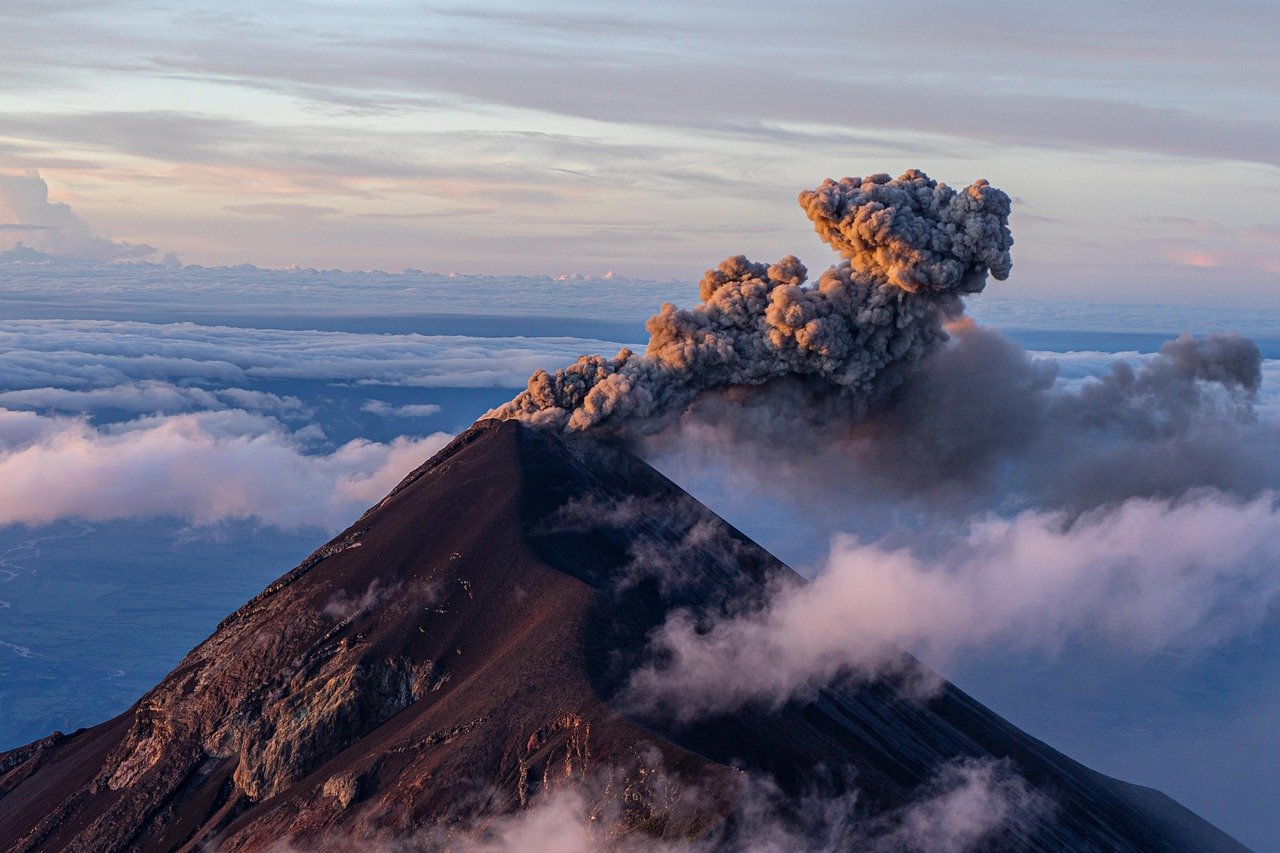 Zbog erupcije vulkana Fuego evakuisano naselje sa više od 700 ljudi