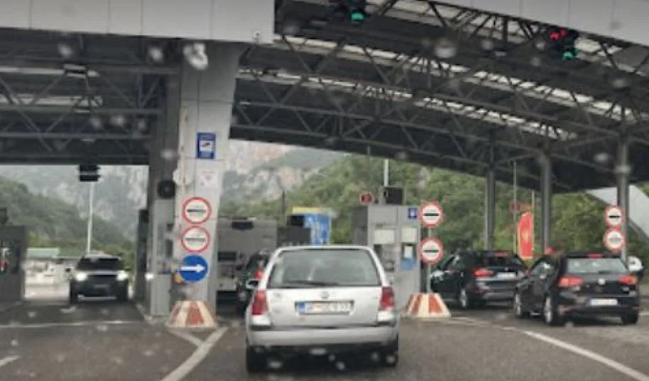 Obustavljen saobraćaj na Dobrakovu