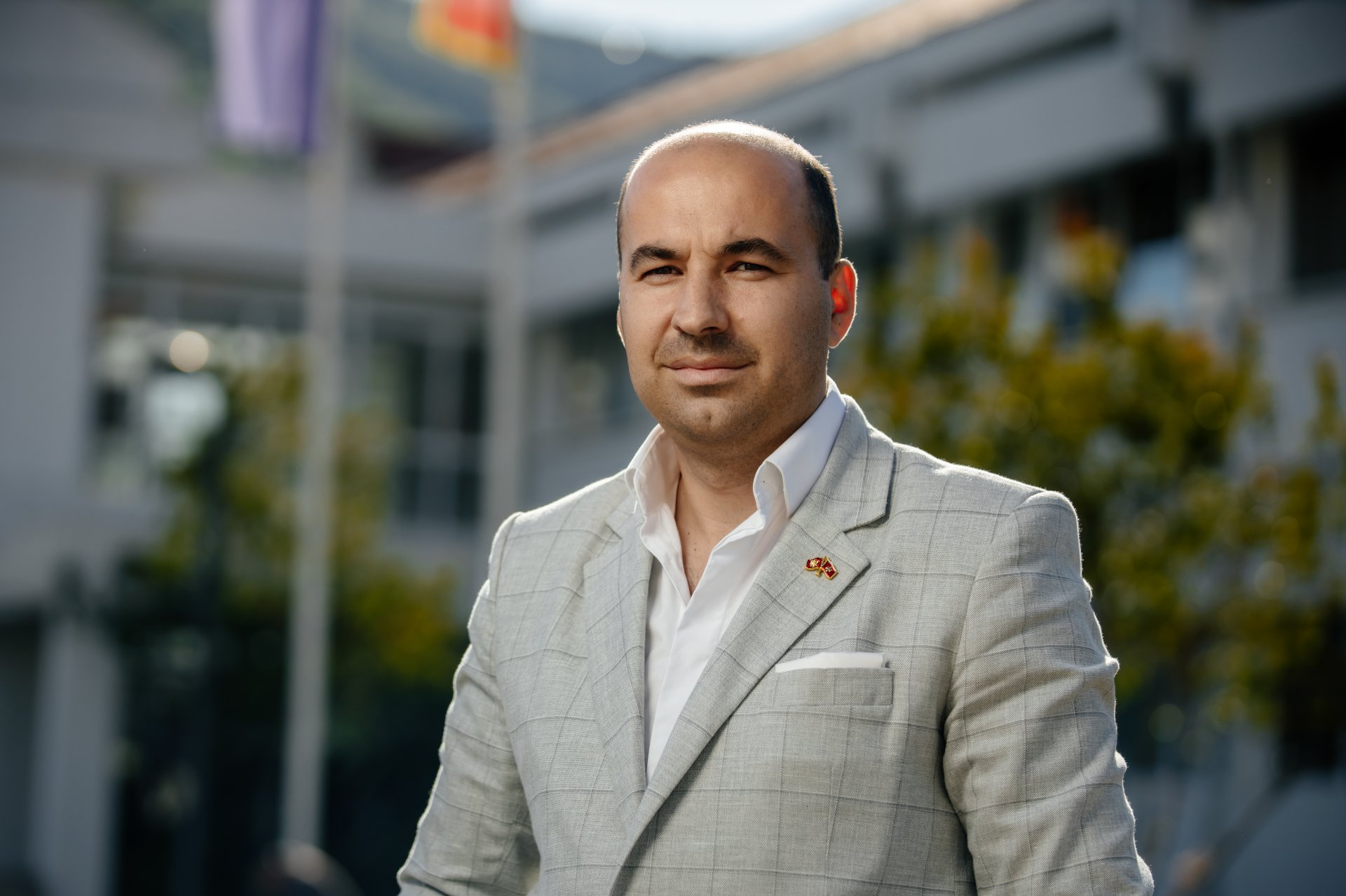 Rađenović: Krapović nakon što je progutao centar Budve za višespratnicu zbog kumovskih odnosa sada spreman da proguta i Veliku plažu, Buljaricu, Jaz...