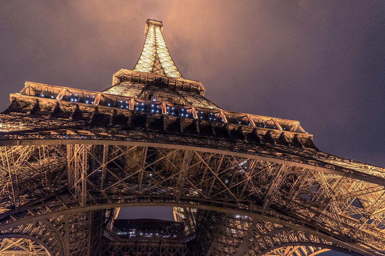 Pariskoj ljepotici hitno treba kompletno farbanje - Buksovci bi to uradili ovako...