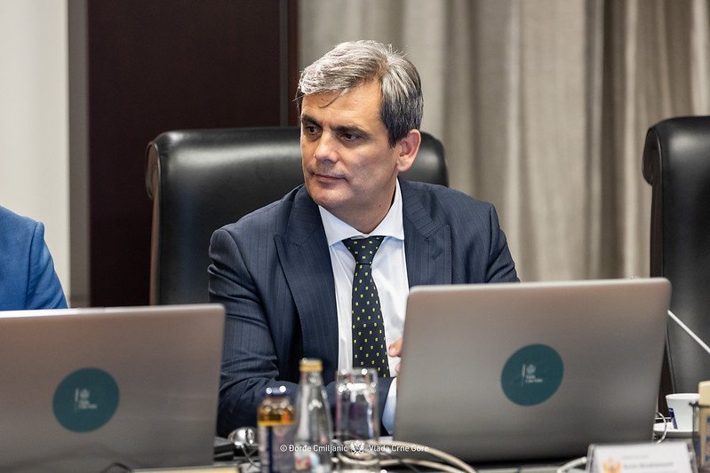 Uhljebljenje bez konkurencije: BS ušla na mala vrata - zatvorila ih za sve ostale