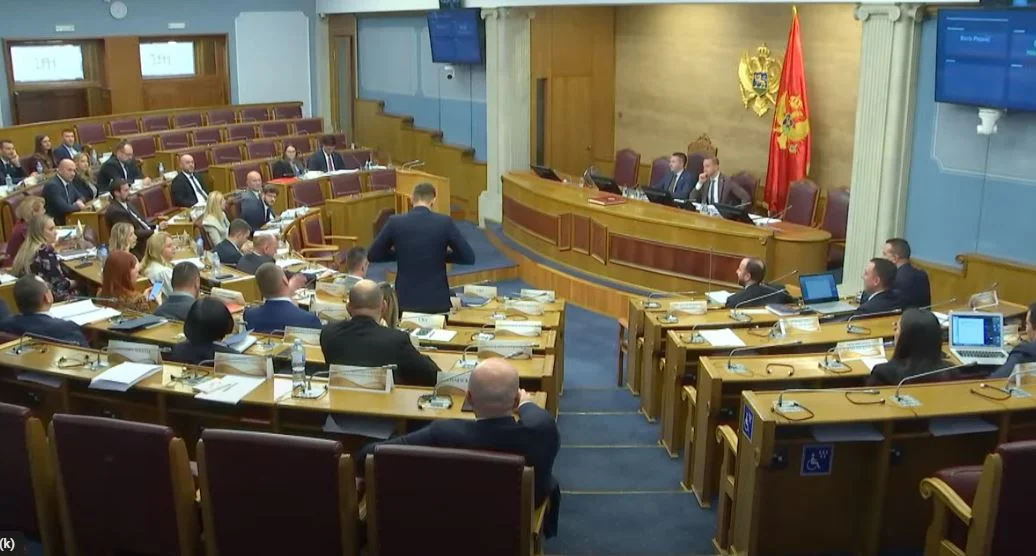 Čarapić: Moramo da slušamo nekoga ko je ministar postao samo zato što je nabildovan: Abazović: Ovo ti je zadnji put da vrijeđaš