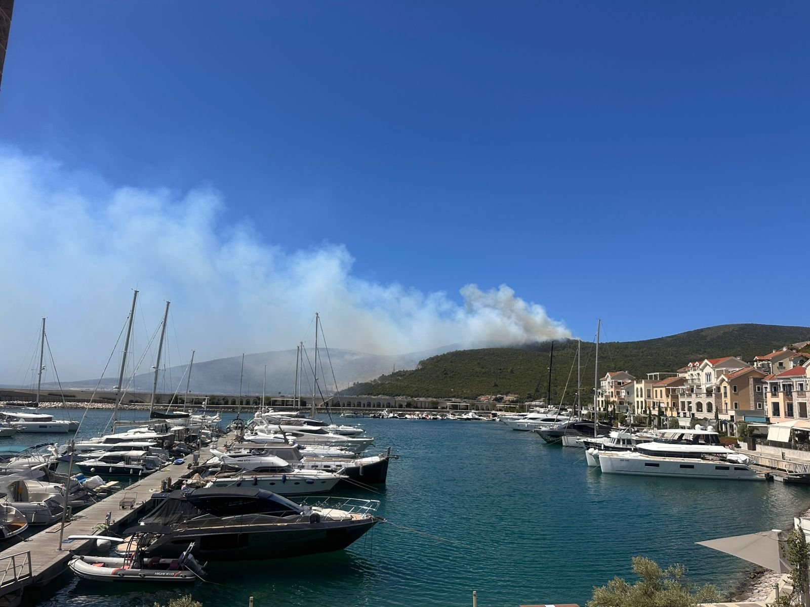 Naselje Luštica Bay bezbjedno, požar u zaleđu pod kontrolom