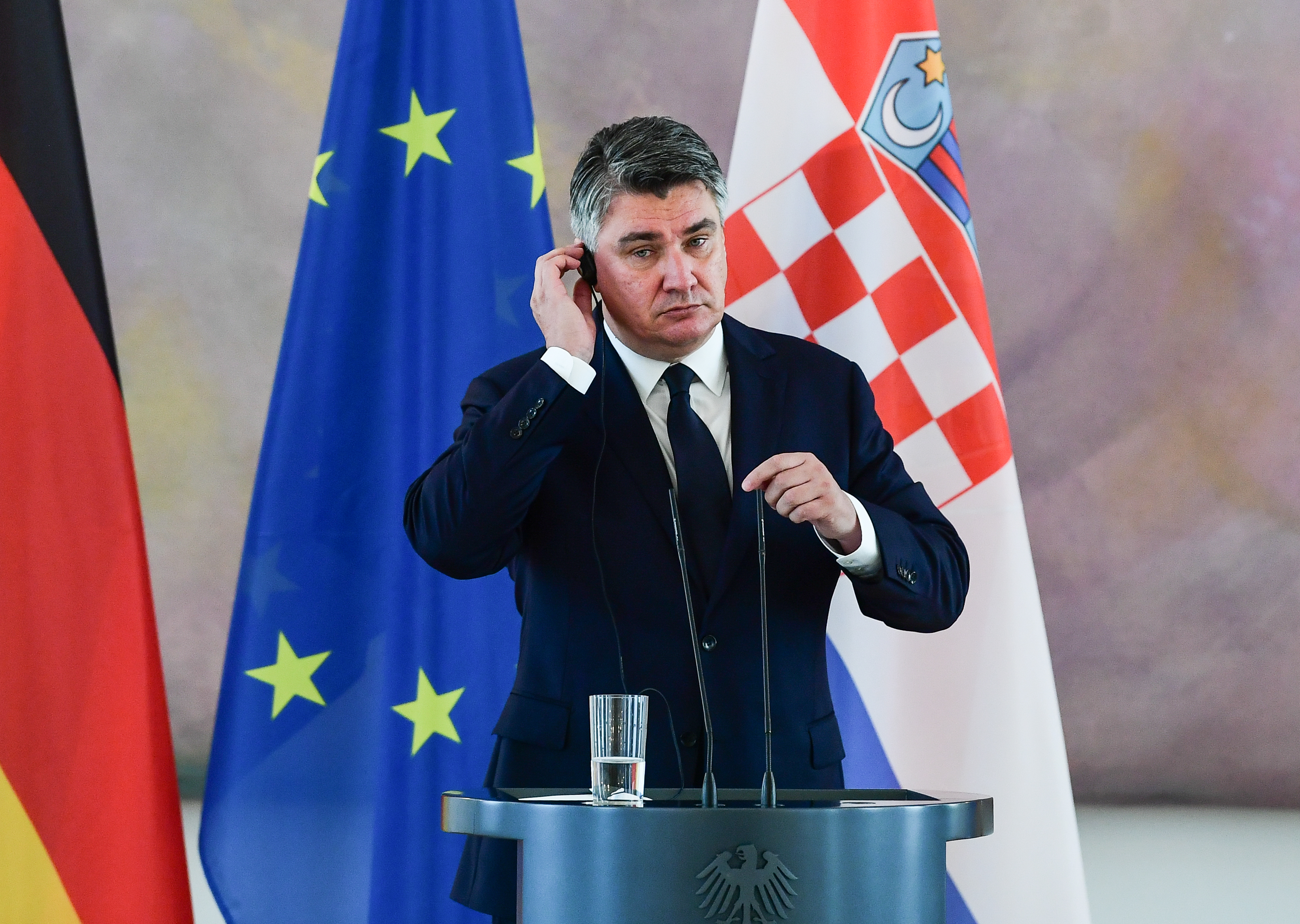 Milanović o pozivu Vučića Srbima u svijetu da istaknu zastave u srijedu: Besposlen pop i jariće krsti