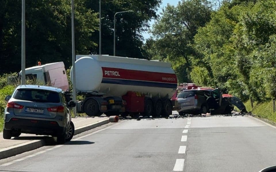 Sudar cistijerne i automobila u Sutorini, jedna osoba poginula