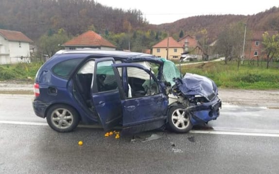 Udes u Potkrajcima: Automobil podletio pod kamion, jedna osoba prebačena u bolnicu
