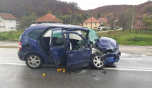 Udes u Potkrajcima: Automobil podletio pod kamion, jedna osoba prebačena u bolnicu
