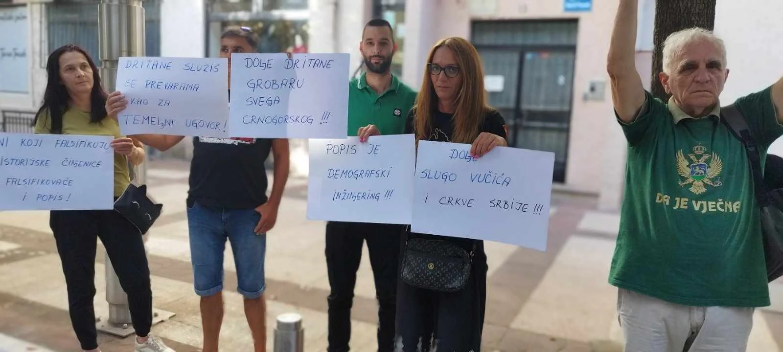 Protest grupe građana ispred Vlade: Odgodite popis, teži uništenju države Crne Gore